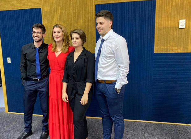 Eu junto dos outros únicos dois formandos de economia em 2021/2